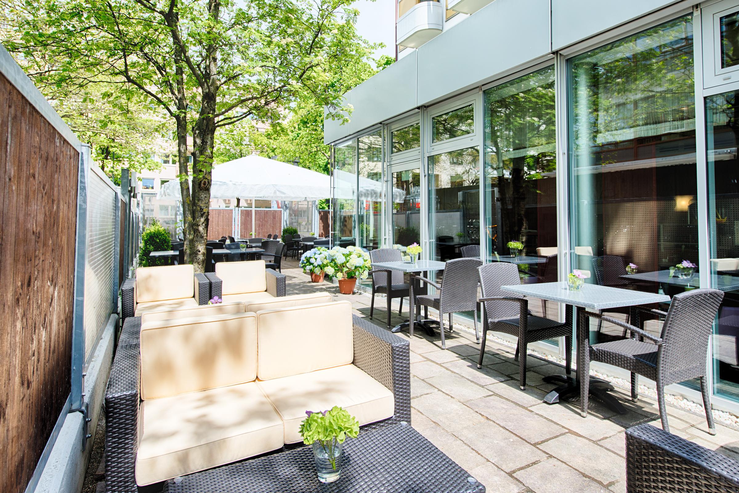 Leonardo Hotel&Residenz Muenchen Exterior foto The terrace of the hotel