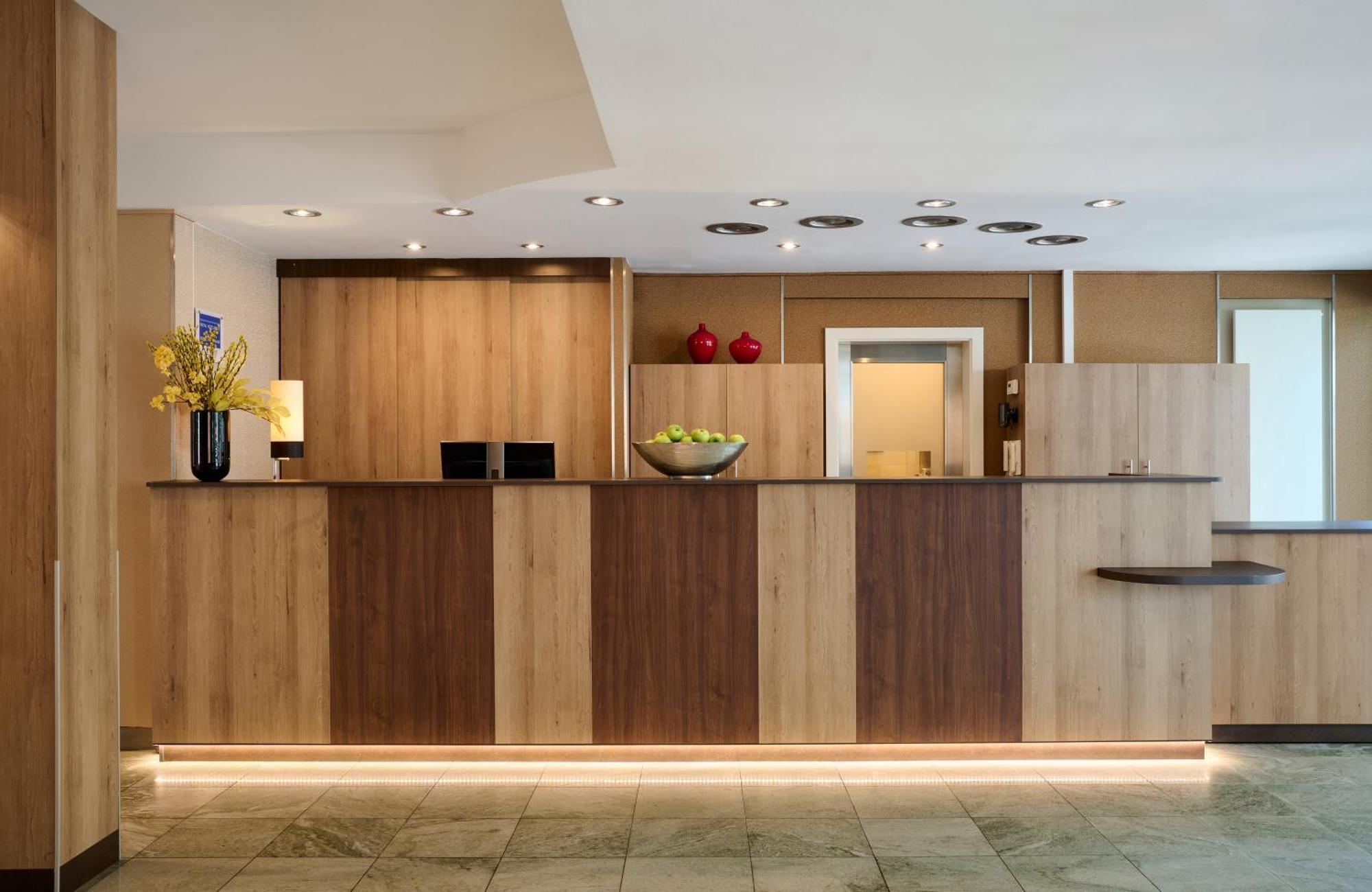 Leonardo Hotel&Residenz Muenchen Exterior foto Reception desk