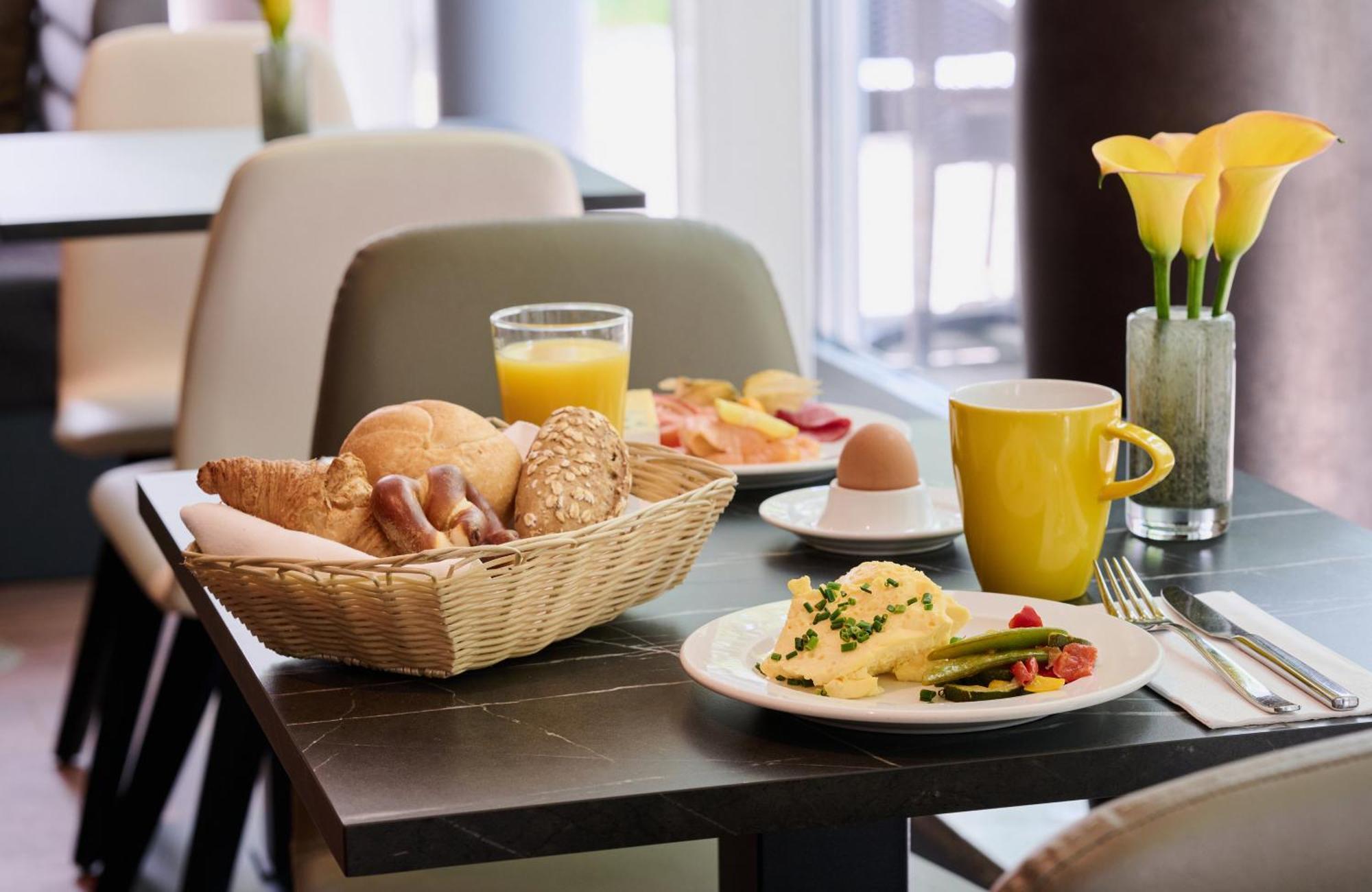 Leonardo Hotel&Residenz Muenchen Exterior foto Breakfast at the hotel