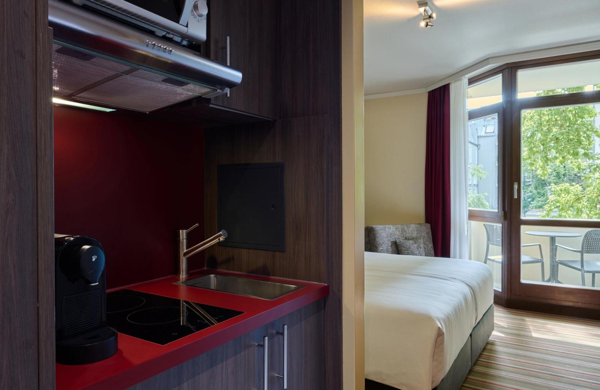 Leonardo Hotel&Residenz Muenchen Exterior foto Kitchen