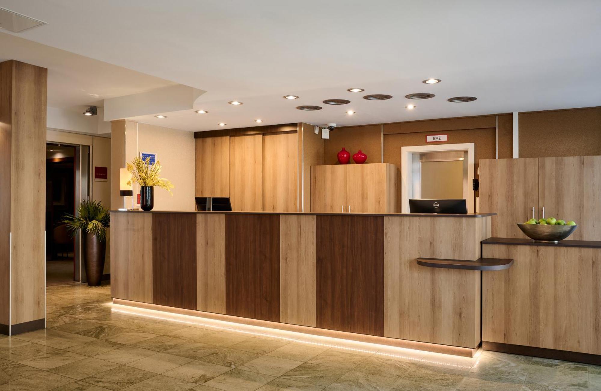 Leonardo Hotel&Residenz Muenchen Exterior foto Reception desk