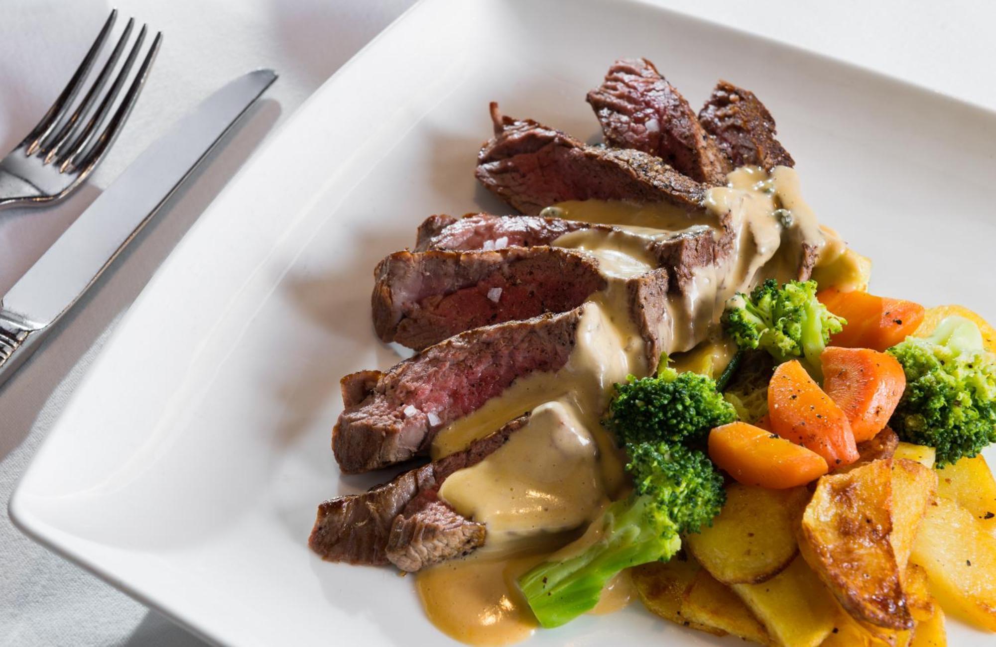 Leonardo Hotel&Residenz Muenchen Exterior foto A plate of steak and potatoes