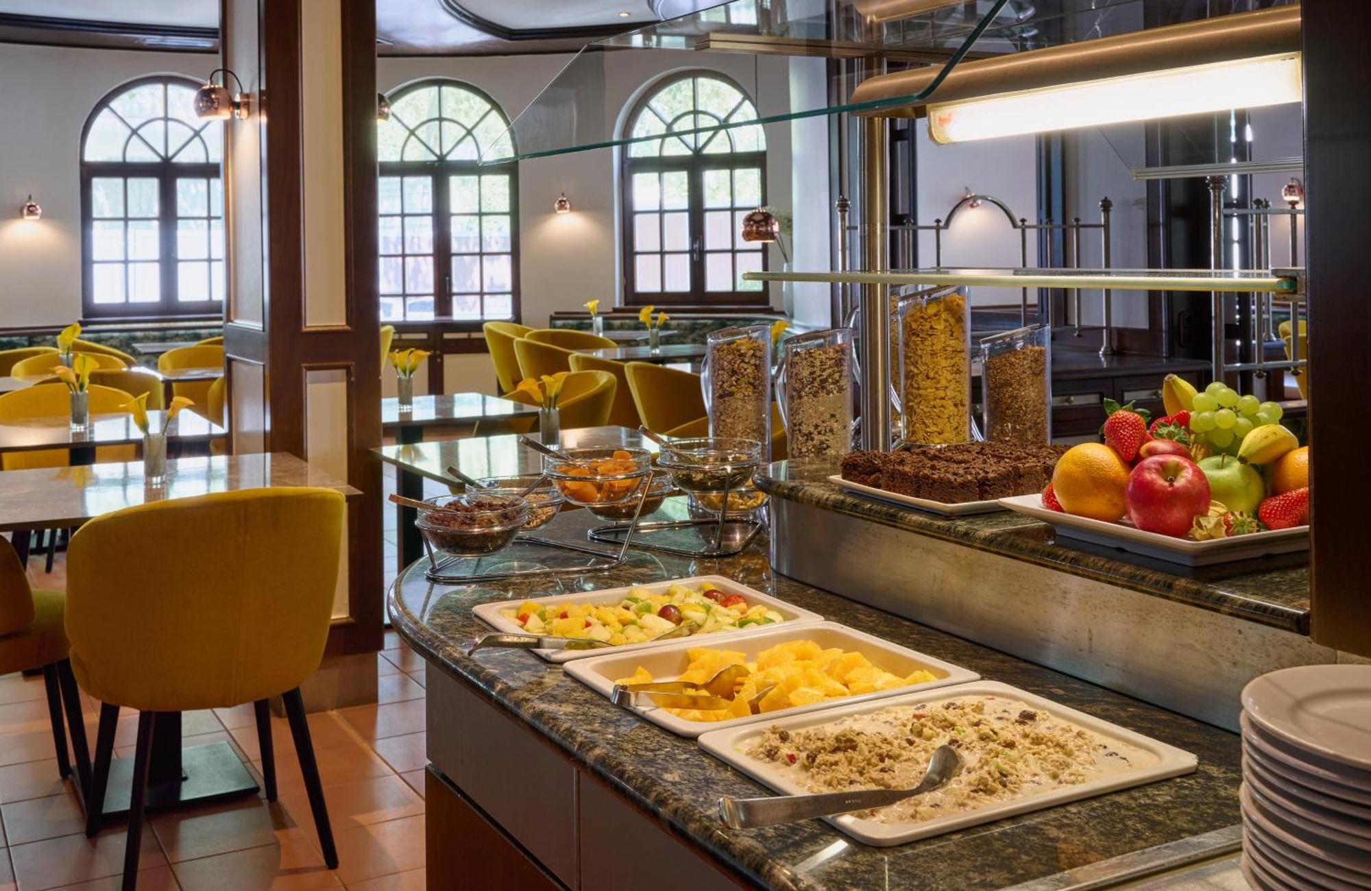 Leonardo Hotel&Residenz Muenchen Exterior foto Breakfast buffet